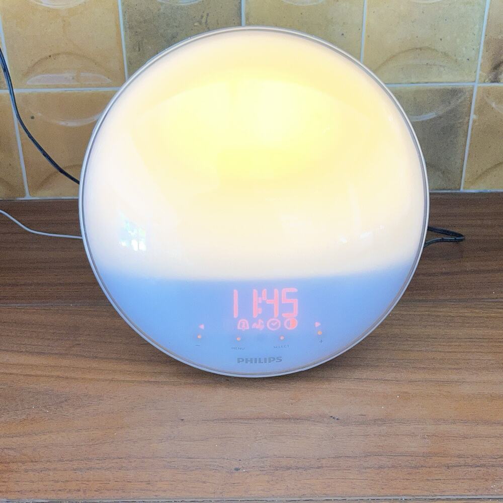 Philips SmartSleep Wake-up Light Alarm FM Radio Sunrise Sunset Simulation HF3520